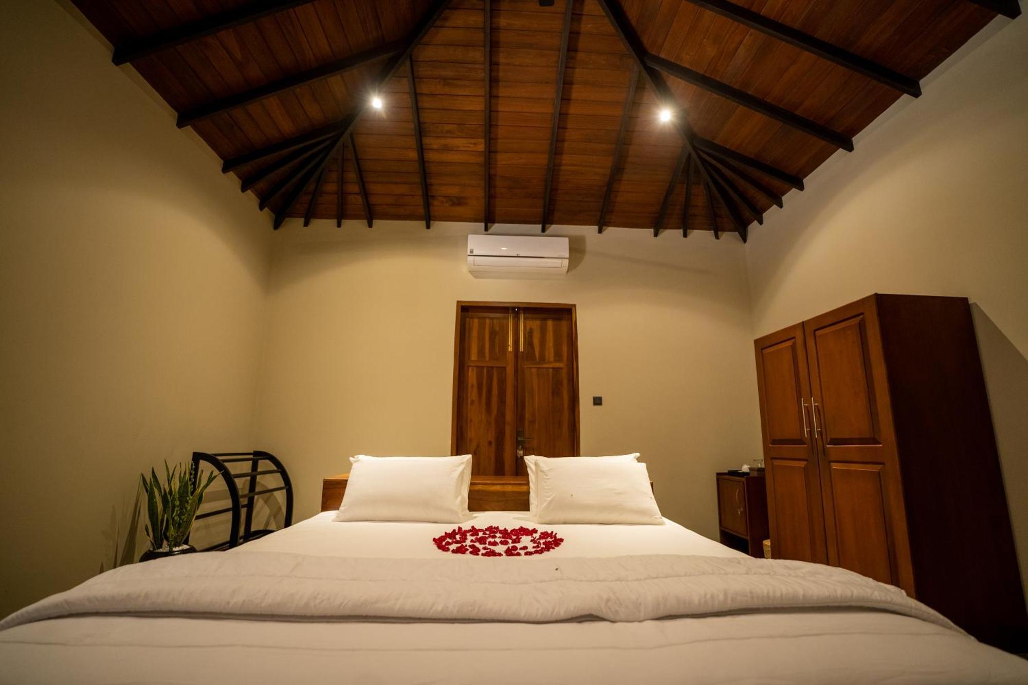 Hotel Omkara Rekawa Tangalle Esterno foto